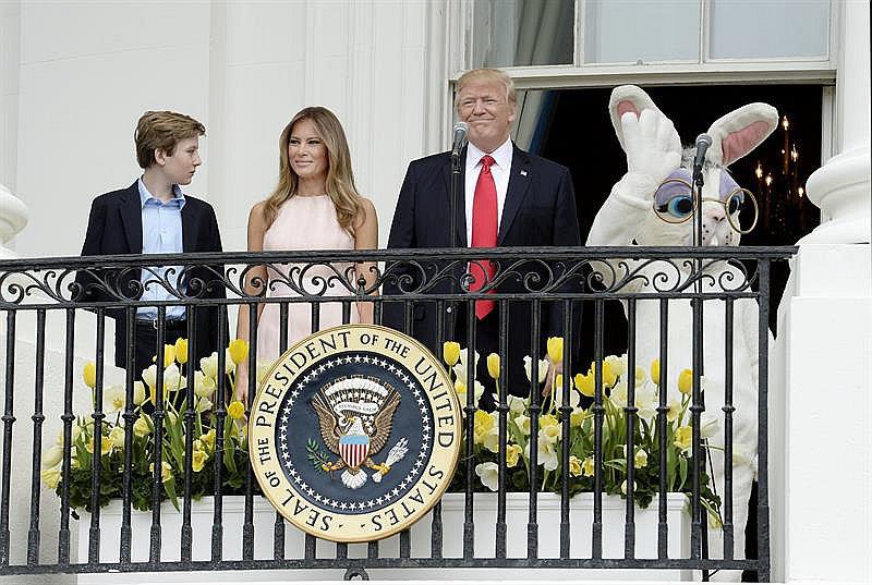 Donald Trump olvida protocolo y Melania se lo recuerda de un codazo (VIDEO)