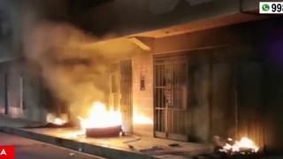 Vecinos en Puno queman locales nocturnos donde aseguran acuden delincuentes y comenten robos