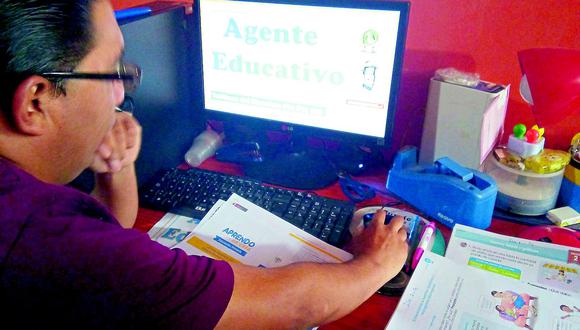 Yauyos: ‘Agente educativo’ imprime clases virtuales para repartirlos a  alumnos.