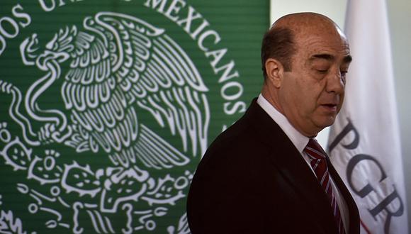 En esta foto de archivo tomada el 4 de noviembre de 2014, el fiscal general de México, Jesús Murillo Karam, gesticula durante una conferencia de prensa en el edificio de la Fiscalía General en la Ciudad de México. (Foto de Yuri CORTEZ / AFP)