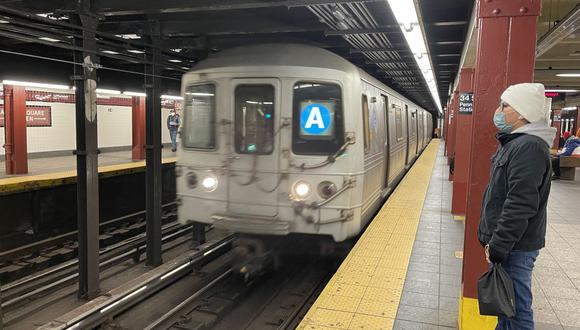 La MTA suspendió el servicio del tren F entre la estación Upper East Side y Queensbridge por varias horas por la presencia de la adolescente. (Foto: Daniel Slim / AFP)
