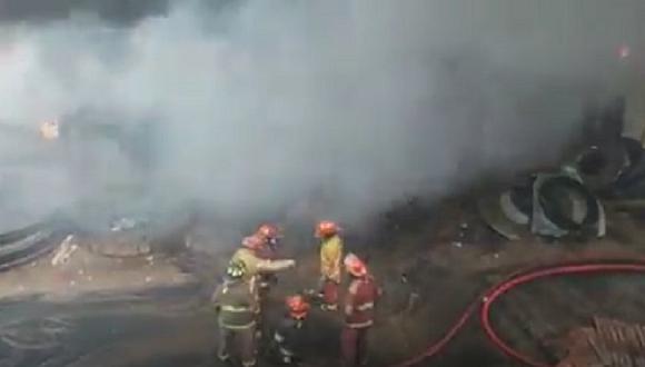 Incendio en Comas y SMP: El fuego se reavivó tras remoción de escombros 