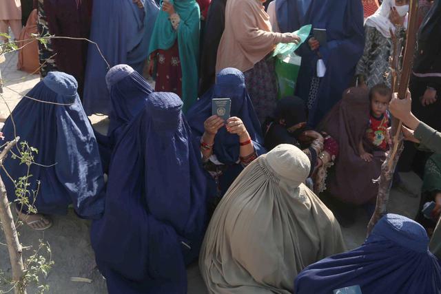 Ciudadanos esperan para solicitar una visa a Pakistán después de una estampida, en Jalalabad, Afganistán. (EFE/EPA/GHULAMULLAH HABIBI).
