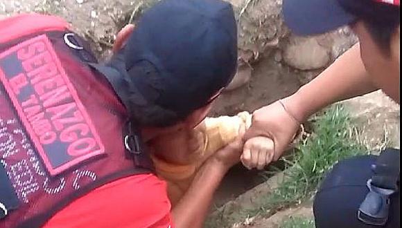 Serenos de El Tambo rescatan a niña que cayó a un pozo (VIDEO)