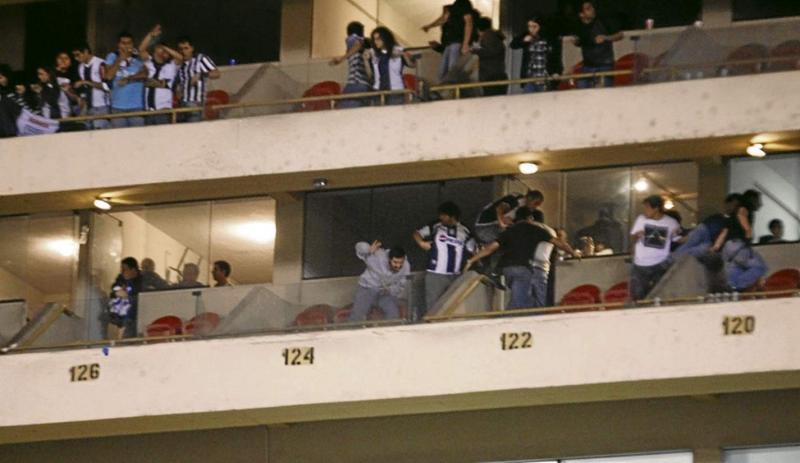 Explican porqué Walter Oyarce no cayó del palco de manera accidental