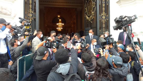 Un grupo de periodistas realizó un plantón frente al Congreso para exigir el acceso de la prensa. (CPP)