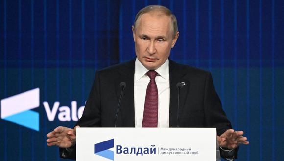 El presidente ruso, Vladimir Putin, se dirige a la sesión plenaria del foro Valdai Discussion Club en la región de Moscú el 27 de octubre de 2022. (Foto de Sergei GUNEYEV / SPUTNIK / AFP)