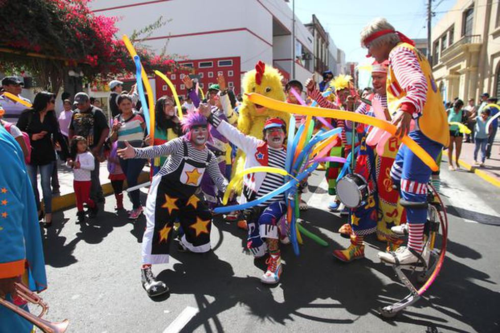 Payasos celebraron su día marchando por las calles (FOTOS)