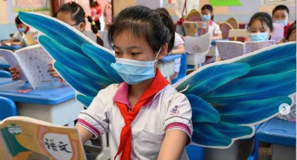 Niños usan alas de tela en las escuelas para mantener su ...