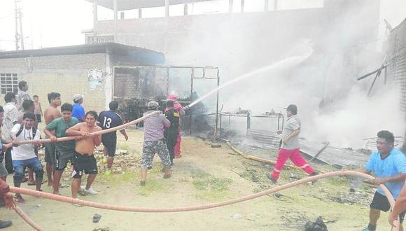 Incendio deja en la calle a una familia en Sullana 