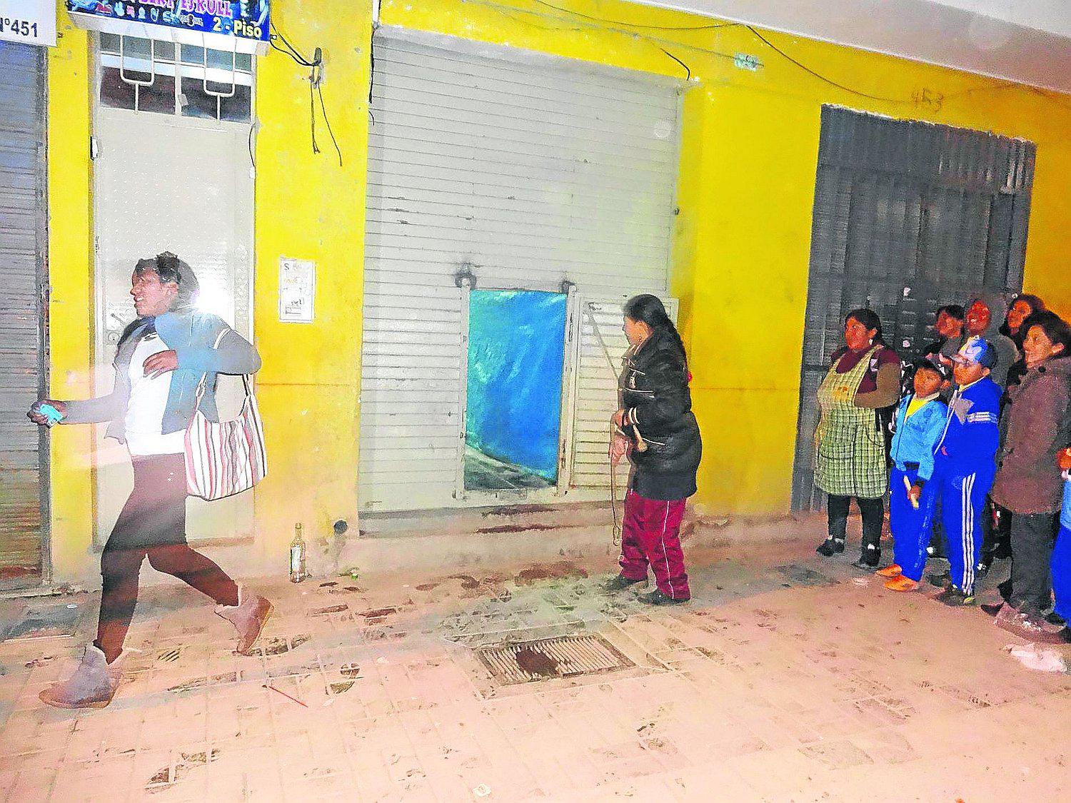 ​Ronderos azotan a adolescentes en cierre de discotecas en Juliaca (VIDEO)