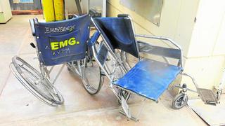 Pacientes de hospital Carrión sufren por camillas y sillas malogradas