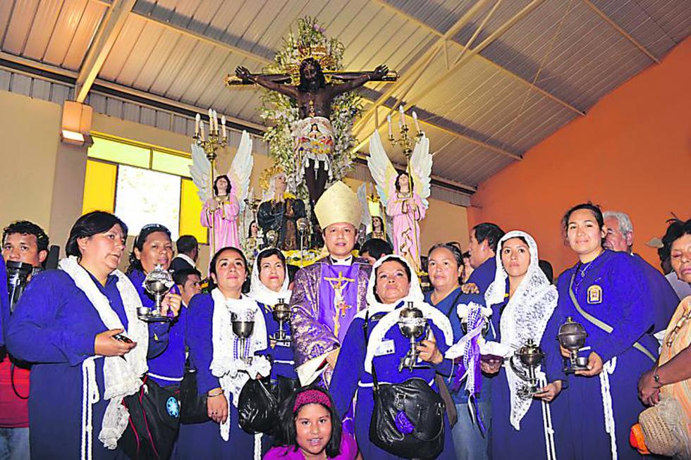 Miles de fieles caminan a los pies del Señor de Luren