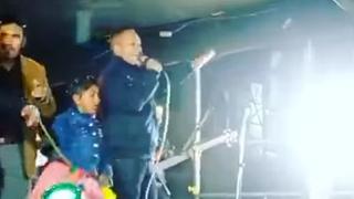 Cantante Diosdado Gaitán Castro y una niña sufren caída por desplome de escenario en Puno (VIDEO)