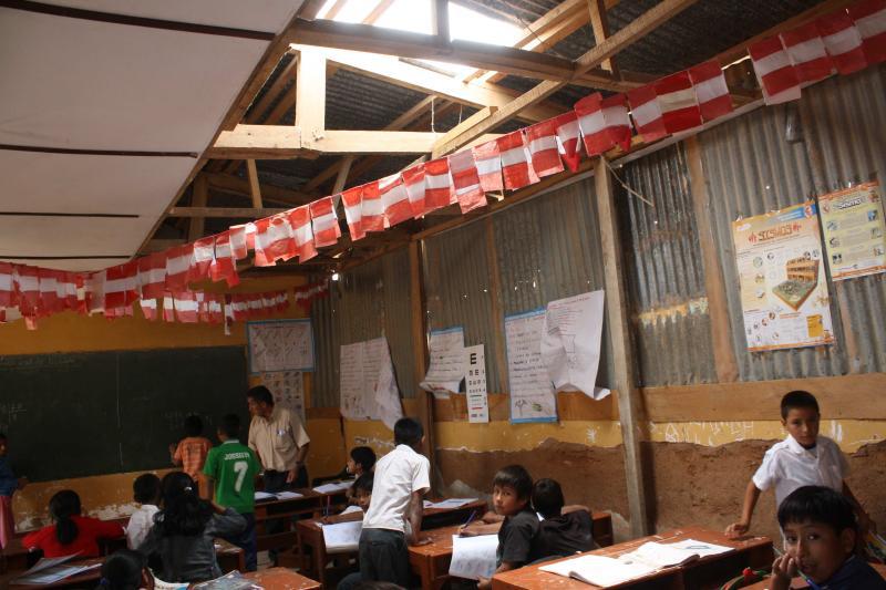 Escolares estudian en aulas que se cae a pedazos