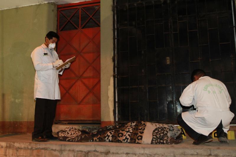 Asesina a su esposa tras sorprenderla con su amante