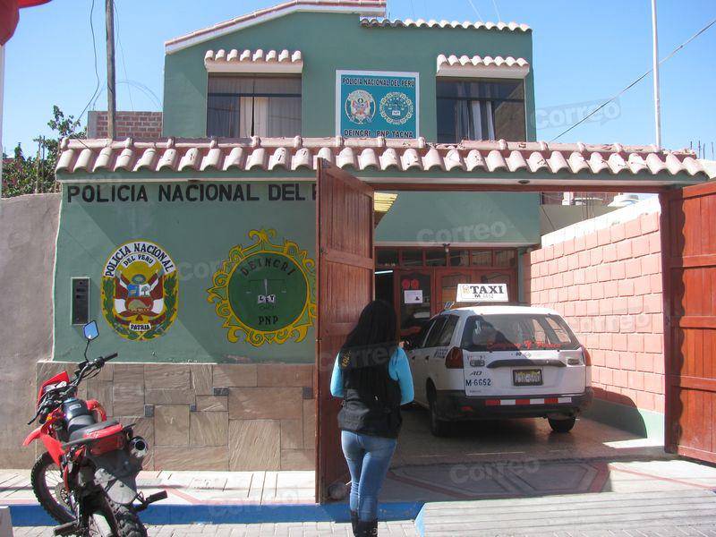 Pistoleros golpean y roban a mujer policía en un parque