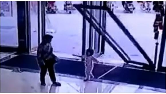 YouTube: Niña es aplastada por puerta y cámara capta el momento (VIDEO)