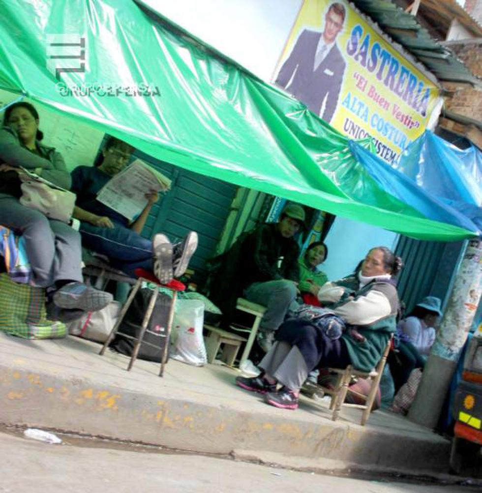 Padres de familia hacen cola en colegio durante 4 días seguidos