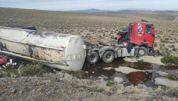 Al accidentarse el camión volcó su carga de aceite pero esta vez lejos de un afluente de agua. (Foto: Difusión)