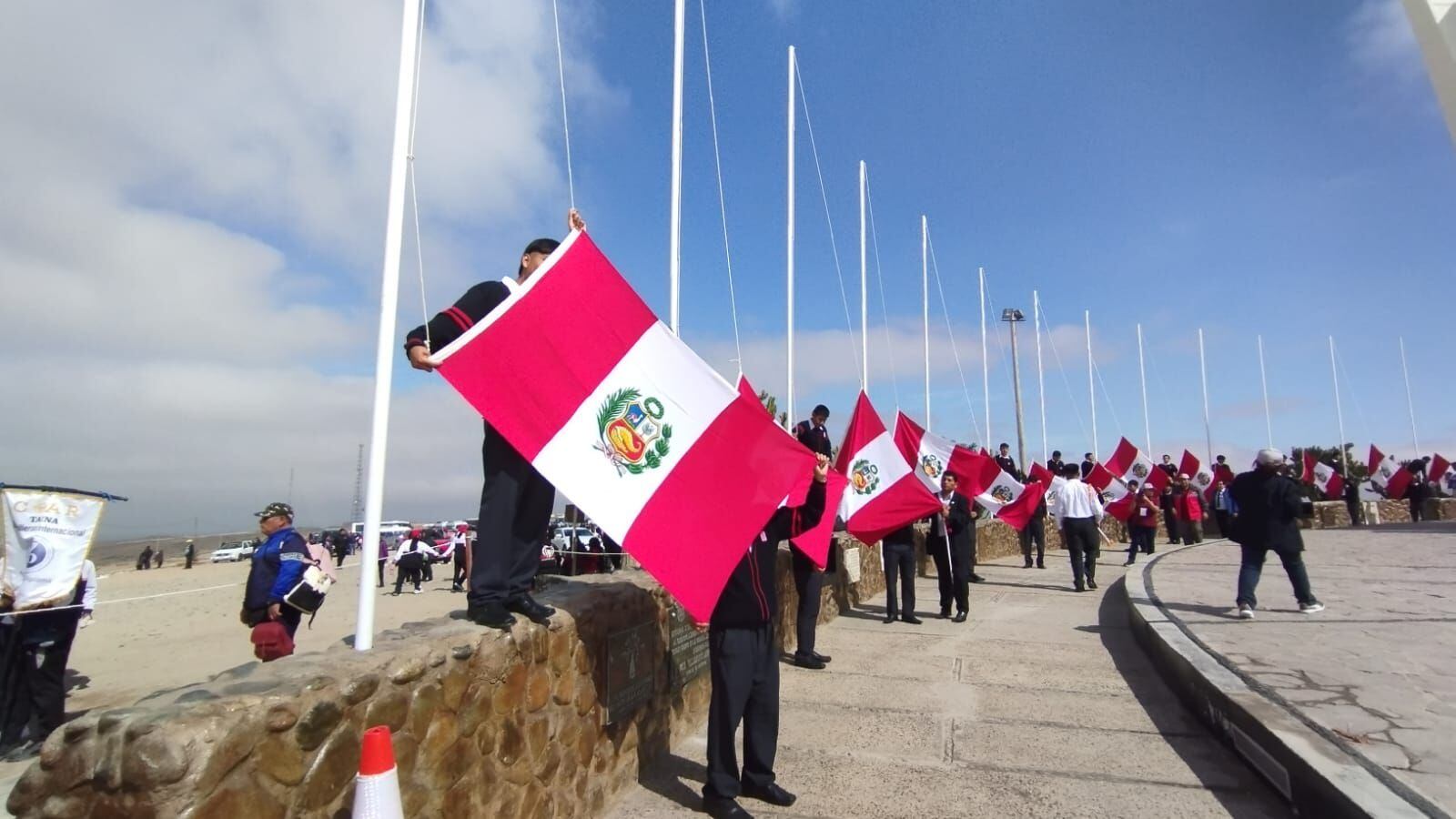 Se izan 50 banderas que representan los años que estuvo Tacna en cautiverio en poder de Chile luego de la batalla del 26 de mayo de 1880, pero en la que nunca dejó de ser peruana. (Foto: Jorge Herrera)