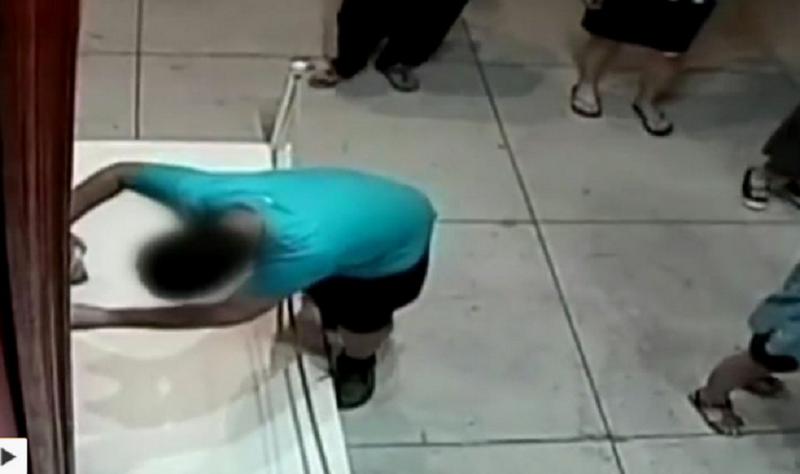 YouTube: Niño tropieza en un museo y rompe un cuadro del siglo XVII [VIDEO]