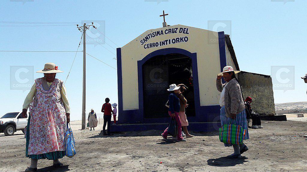 Fieles ganados por sus creencias llegan al cerro Intiorko pese a prohibición