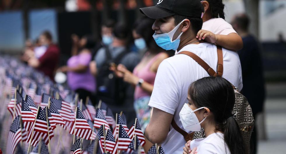 Imagen referencial. La gente se reúne en el 9/11 Memorial Plaza luego de cerrar durante tres meses por el coronavirus. (AFP/Spencer Platt).
