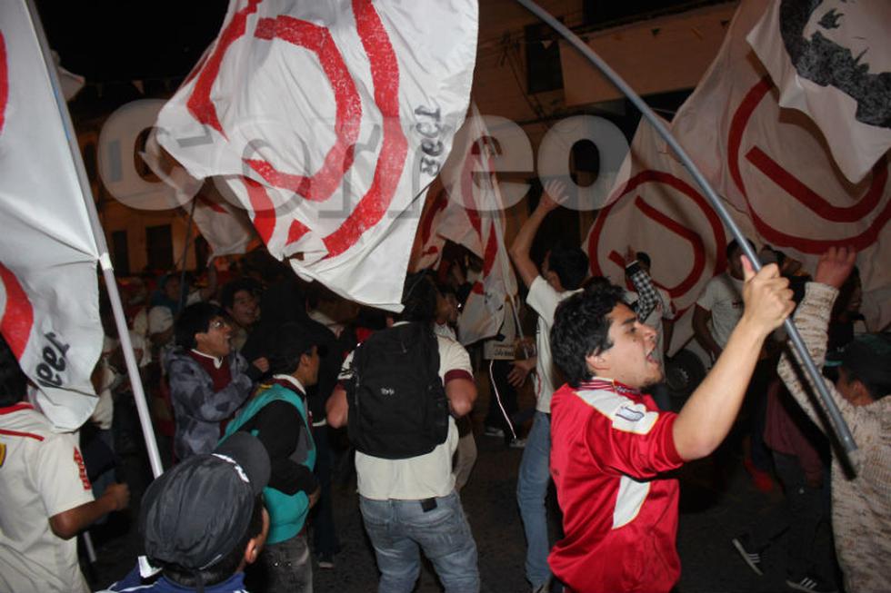 Hinchas cremas "toman"  centro de Huancayo (VIDEO)