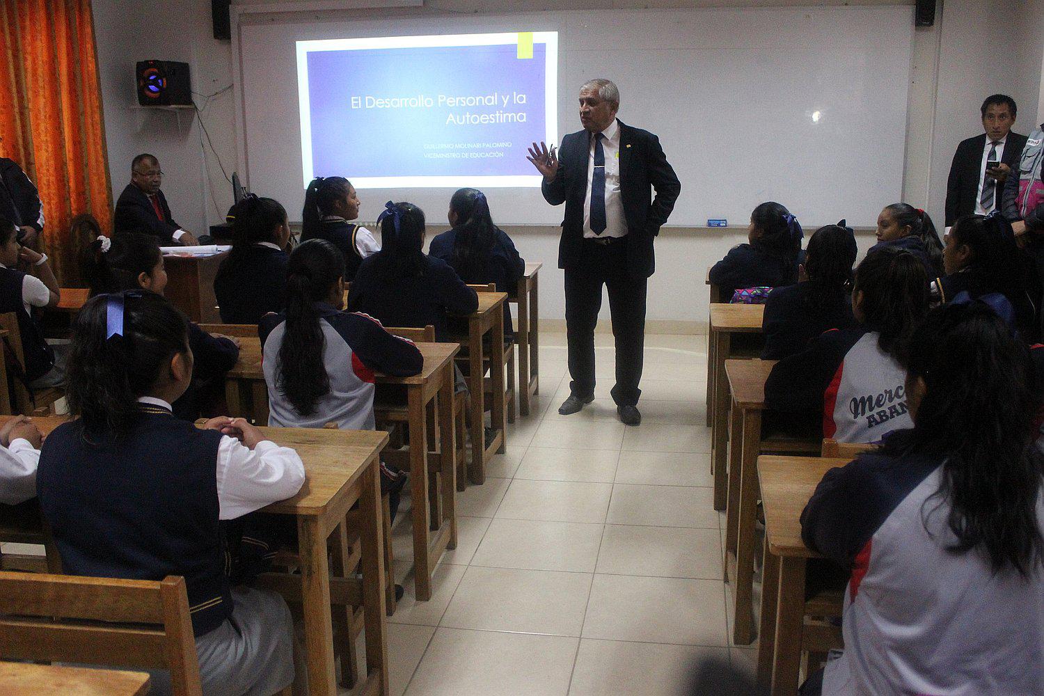Viceministro de Educación ​dicta clase de autoestima a escolares en inicio del Año Escolar 2018