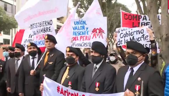 Grupo de excomandos Chavín de Huántar protestan cerca al Cuartel General del Ejército al insistir que no fueron invitados para participar en desfile militar. (Captura: América Noticias)