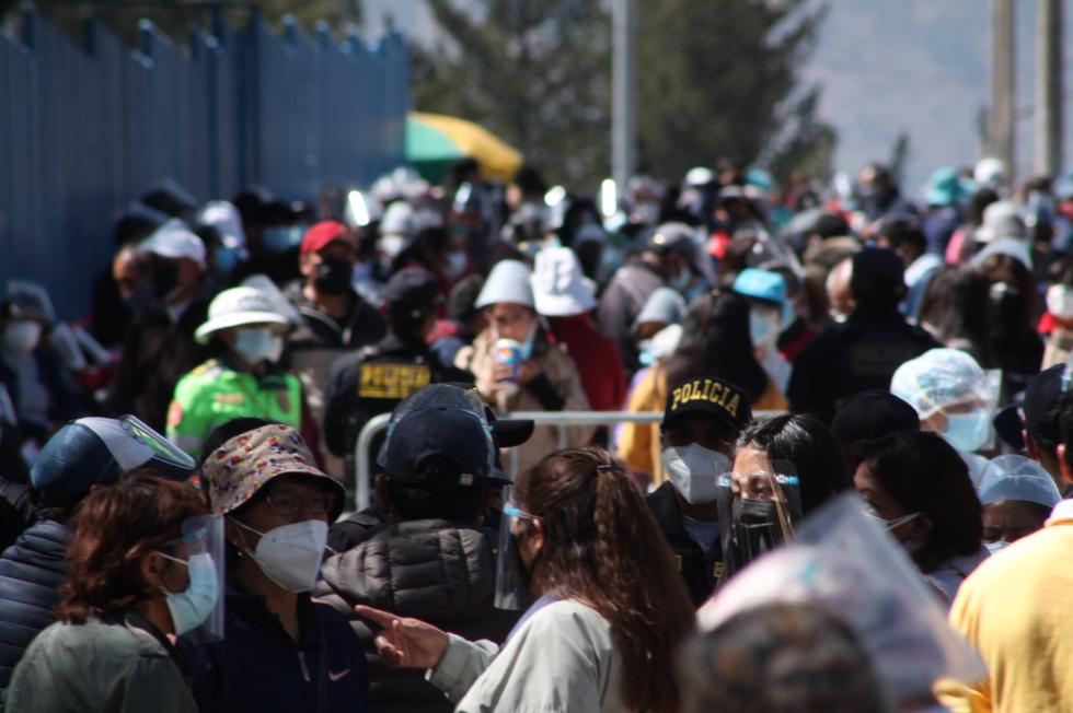 Largas colas para vacunarse en Huancayo, caos y desorden