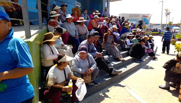 Comerciantes llegaron hasta el concejo para escuchar decisión del concejo distrital de Alto de la Alianza. (Foto: Adrian Apaza)