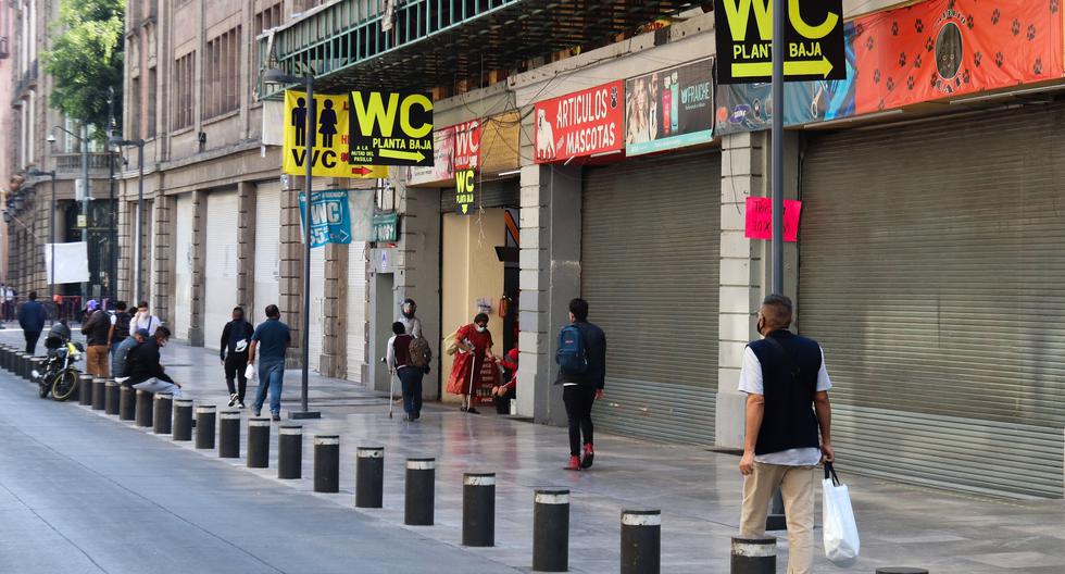 Fotografía del 23 de diciembre de 2020 donde se observan comercios cerrados debido al semáforo rojo por la pandemia de la covid-19,en Ciudad de México (México). (EFE/José Pazos).