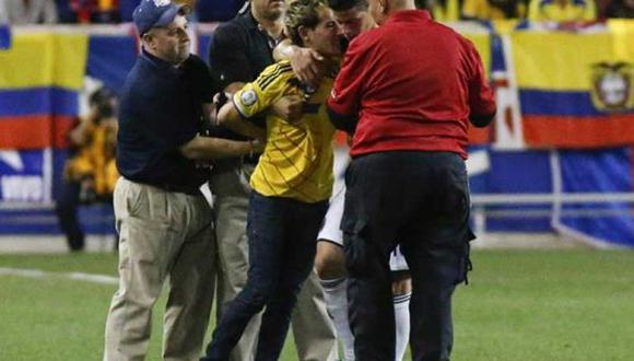 James Rodríguez protegió a hincha de la seguridad para firmar su camiseta (VIDEO)
