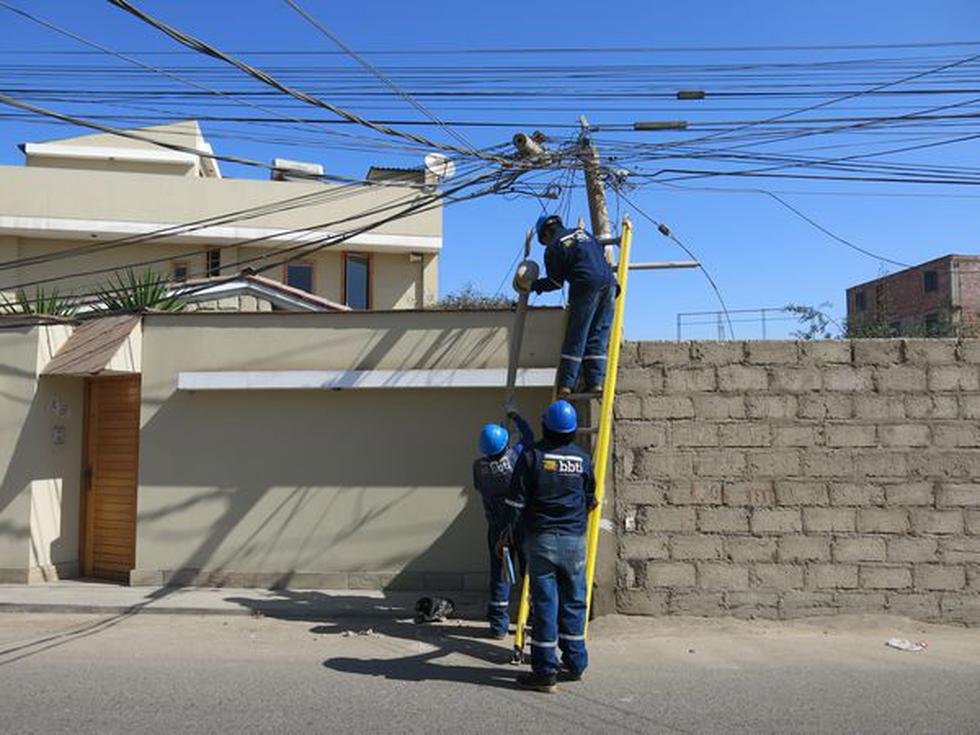 Cisterna rompe poste y deja sin luz a una calle