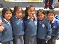 Entregan chompas a niños a fin de año