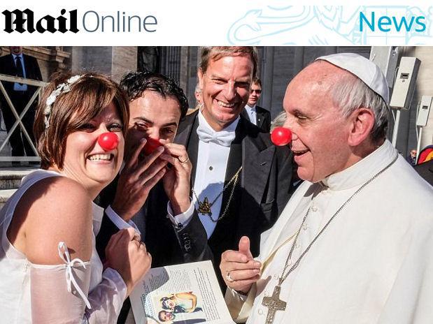 Papa Francisco felicita a matrimonio con nariz de "clown" (FOTO)