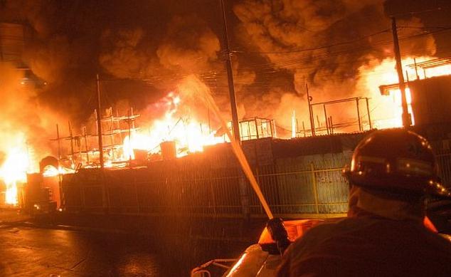 Urgente: se incendia mercado Humantanga en Puente Piedra