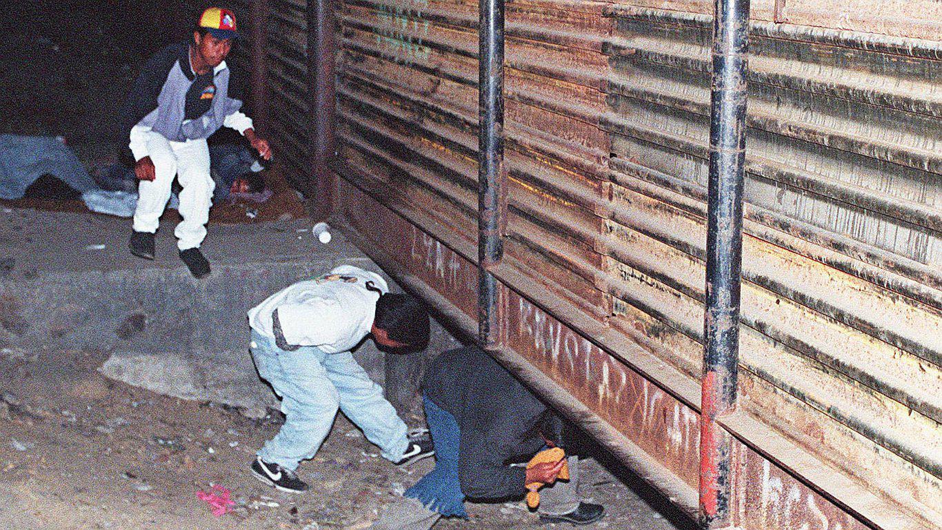 Muro que divide México con EE.UU. es pintado en tributo a las tragedias [FOTOS]