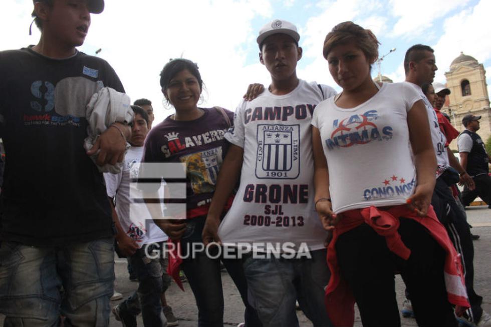 Contingente policial resguarda paso de hinchada aliancista 