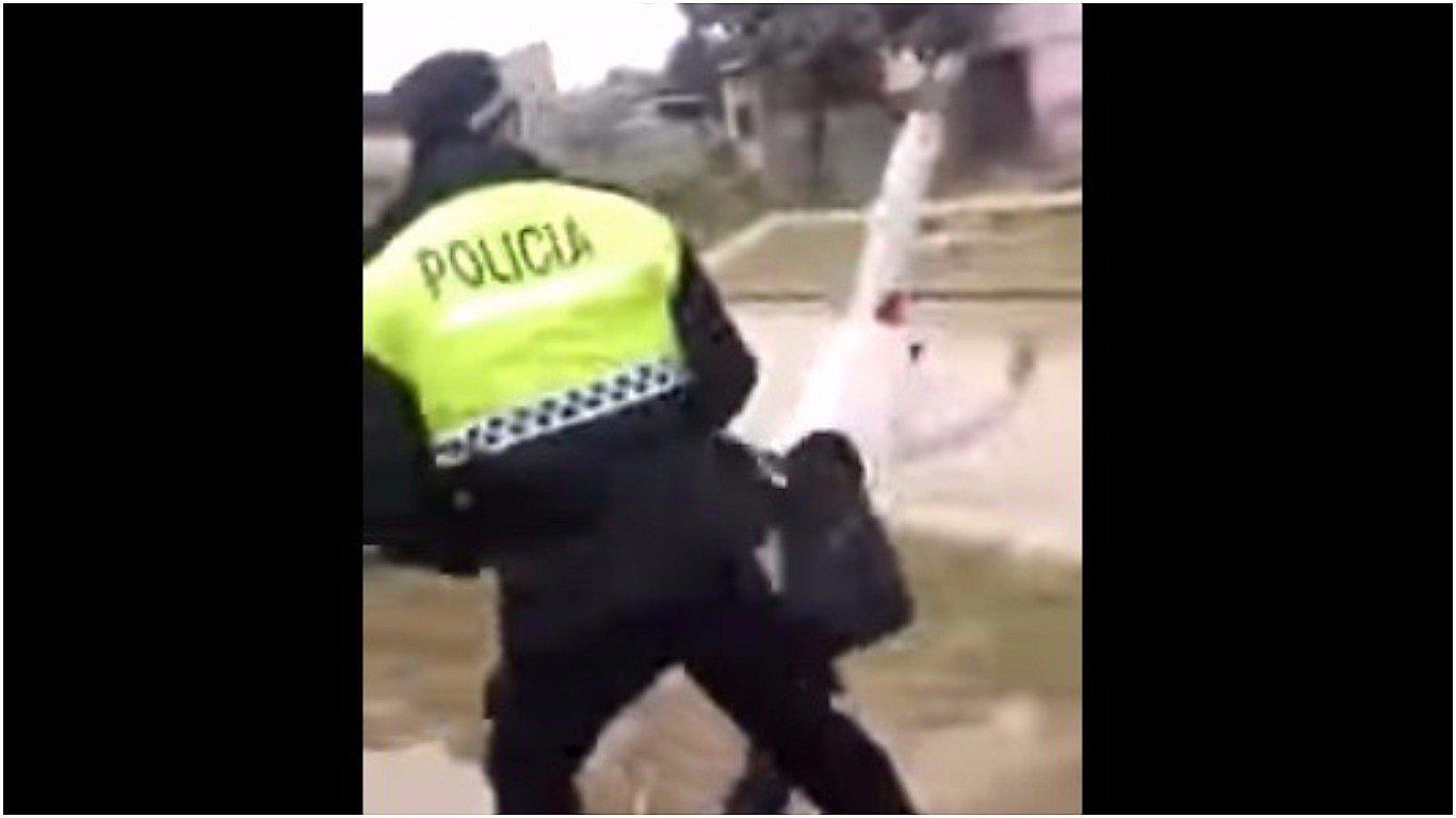 ​Youtube: joven desafía a policía y recibe tremendo puñetazo [VIDEO]