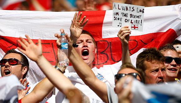Inglaterra: Hinchas prefieren ver fútbol a tener sexo 