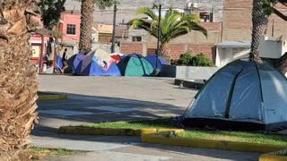 Tacna: Migrantes vuelven a tomar la plaza Miguel Grau a pocas horas de desalojo