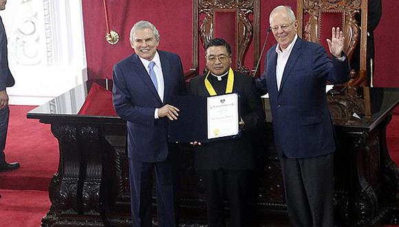 En Lima condecoran a sacerdote jaujino José Chuquillanqui 