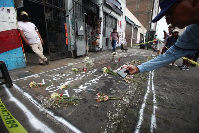 Diversos colectivos y manifestantes colocan pancartas y ramos flores en el lugar donde falleció Víctor Santisteban Yacsavilca, producto de las marchas del día sábado 28 de enero en la Av. Abancay, en el Centro de Lima. Fotos: jorge.cerdan/@photo.gec