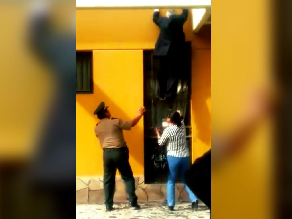 Rector de universidad es grabado saliendo por la ventana (VIDEO)