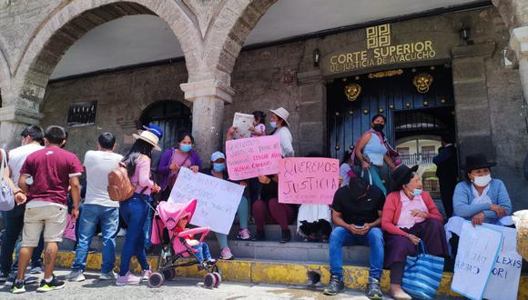 Familiares y amigos realizaron plantón frente a la Corte Superior de Justicia y la Comisaría de Huamanga