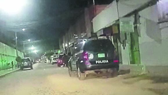 Dos vehículos policiales de la Comisaría César Llatas Castro fueron grabados en el frontis de local de propiedad de regidor donde se desarrolló un evento social.
