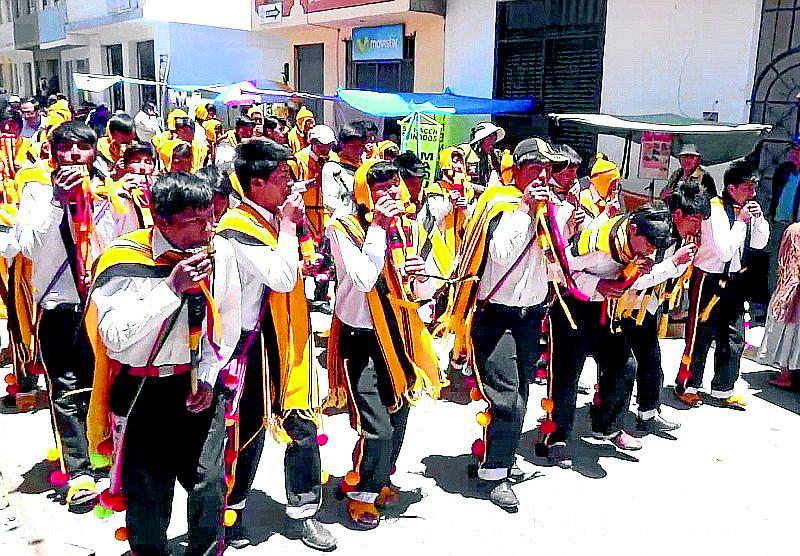Zampoñada de Yunguyo usará poncho y no chaleco como exige la Federación